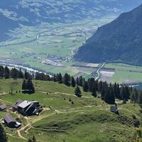 Blick am Weg hinunter vom Ebner Joch auf die Astenau Alpe