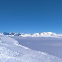 Auf dem grosszügigen Gipfel der Cauma