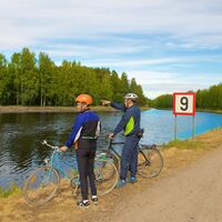 Radfahrer am Kanal entlang