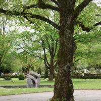 Figur des Trauernden von Wilhelm Fehrle auf dem Dreifaltigkeitsfriedhof