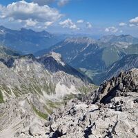 Blick vom Gipfel Richtung Westen. Vorne Links die Landschaftsspitze.