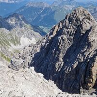 Beim Aufstieg zum Gipfel Sicht auf die kleine Leiterspitze im Vordergrund.