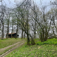 Queienberghütte mit Gipfelkreuz