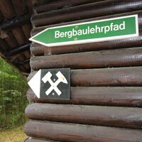 Schutzhütte am Wartburgblick mit Beschilderung zum Bergbaulehrpfad