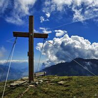 Wenige Meter über der Kapelle wurde im Jahr 2022 ein neues Gipfelkreuz mit zwei Aussichtsbänken aufgestellt.