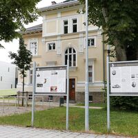 die zwei Komponisten - Schautafeln vor der Czerwenka-Villa, der heutigen Landesmusikschule