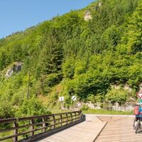 Über die Brücke und dann links Richtung Hieflau