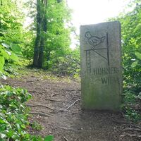 Gedenkstein Hühnerwiem in der Gemeinde Wüsten