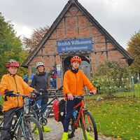 Radfahrer vor dem Freilichtmuseum am Kiekeberg
