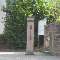 Pranger auf dem Dorfplatz