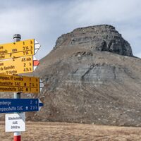 Hinter der Bifertenhütte tront der Kistenstöckli