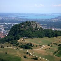 Hohentwiel mit Singen und dem Bodensee