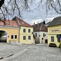 Beim 'Alten Zechhaus' links durch das Durchhaus..