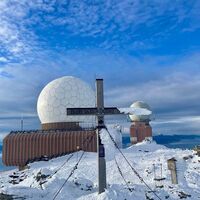 Gipfelkreuz am Großen Speikkogel mit Radaranlage (Goldhaube)