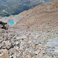 Jetzt beginnt der Abstieg auf dem selben Weg, schön immer die Kontraste zwischen dem rötlichen Fels und dem türkisen See.