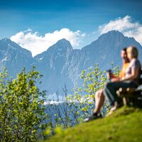 Rastplatz mit Bergblick