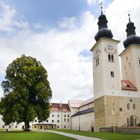 Hotelansicht-Stiftstürme-Jufa-Hotel-Stift-Gurk