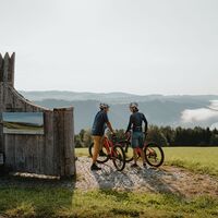 Radfahrer am Panoramablick Donautal Gemeinde St. Aegidi am Donauradweg Thron Flenkental