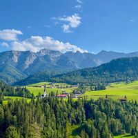 am Ende der "Gang" Straße - Blick nach Steinberg am Rofan, zur Pfarrkirche