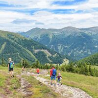 Vom Gipfel Richtung Lorettokapelle. Im Hintergrund Ringkogel und Pletzen.