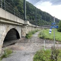 .. jedoch hier links durch den Durchlass zum Radlweg (Sperre weiter vorn wegen Semmering-Basistunnel-Baustelle)