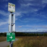 Nach der Brücke rechts entland Murradweg/Radknotenpunkt 30 halten