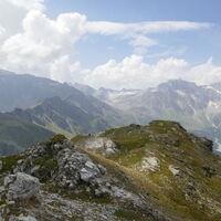 über den fortlaufenden Rücken steige ich weglos ab - verschiedenste Gesteinsarten bilden den Kogel