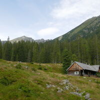 vorbei an einer Jagdhütte
