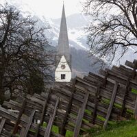 Ein typischer Pongauer Girschtenzaun vor dem gotischen Kirchturm in Pfarrwerfen.