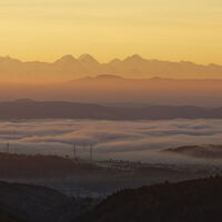 Alpensicht und Herbstlandschaft über Nebelmeer