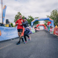 Geschafft! Läufer und Läuferin im Zieleinlauf