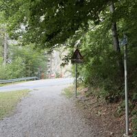 Die Höllentalstraße muss ein paarmal (aber nicht oft) gequert werden. Obacht auf Verkehr!