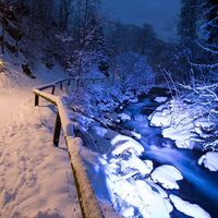 Die abends beleuchtete Talbachklamm im Winter
