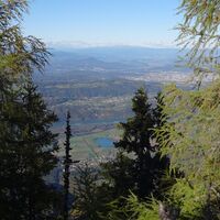 Blick hinunter auf den Badesee St. Johann und Klagenfurt