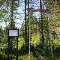 Wegweiser zum Kivilampi-Trail und zum Schutzunterstand „Kivilammen laavu“ in Ruka, Kuusamo
