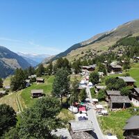 Luftaufnahme des Dorfes La Sage während seines traditionellen Jahresmarktes.