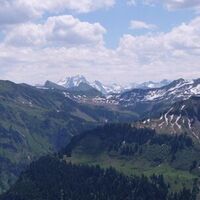 Alpenpanorama vom Gipfelkreuz des Alpkopfs