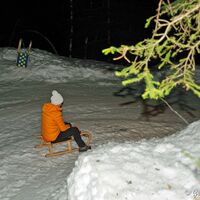 Rasant geht die Rodelpartie von Laterne zu Laterne.