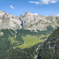 Toni-Gaugg-Weg im Karwendel_Blick auf Karwendelhaus.jpeg