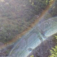 Am Gegenhang ist der aufgelassene Weg eigentlich gut zu erkennen. Jedoch verzweigt er sich danach öfters und man kommt dann trotzdem in wegloses Gelände. Aufnahme leider durch Gegenlicht verhunzt.