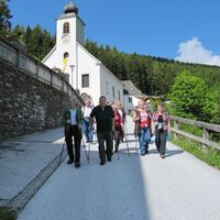 Wanderer am HeilBrunnWeg_Naturpark Almenland_Oststeiermark