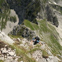 über die Steile Flanke am Grat arbeiten wir uns nach oben