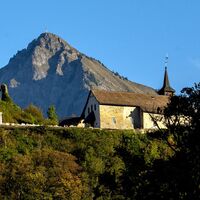 Der Marcelly-Gipfel und die Kirche von Châtillon-sur-Cluses vom Wald von Châtillon-sur-Cluses aus
