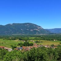 Dorf Vongnes und Grand Colombier von der Aussichtstafel