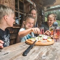 Wanderpause bei einer leckeren Brettljause am Lettlkaser