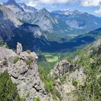 Tiefblick zum Ausgangsort, links Spitzmauer und Gr. Priel