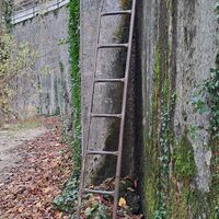 Am Ende des Weges, entlang des Wassers, steht eine Leiter