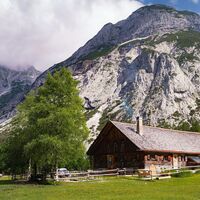 Kastenalm im Sommer_Alm und Berge.jpg
