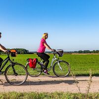 Zwei Radfahrerinnen auf Feldwegen mit Fernsicht