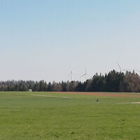 Landschaft mit Windädern